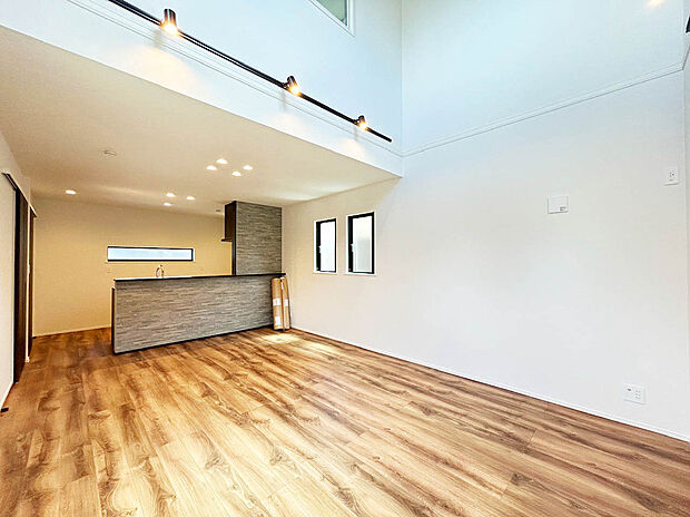 【【LDK:17.3】】床暖房が搭載されているので冬場でも足先が冷えることなく、温かく過ごすことが出来ます。