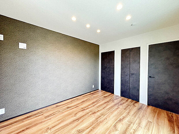 【【Room】】アクセントクロスが室内の雰囲気を引き締める室内。
収納豊富で普段から使わないモノをしまっておけることで空間をより広く使うことが出来ます。