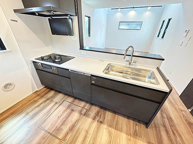 【【Kitchen】】開放感あるカフェスタイルのおしゃれなフルオープンキッチン採用!リビング全体が見渡せられるので、子供の様子を見ながら、家族との会話を楽しみながら料理ができます!