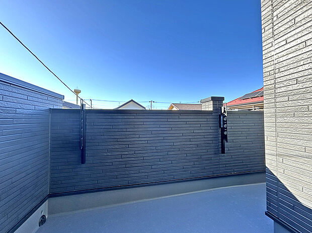 【【WideBalcony：1号棟】】目の前に太陽の陽光を遮る高い建物が無いので、心地よい陽光が差し込む心落ち着く住まいです。