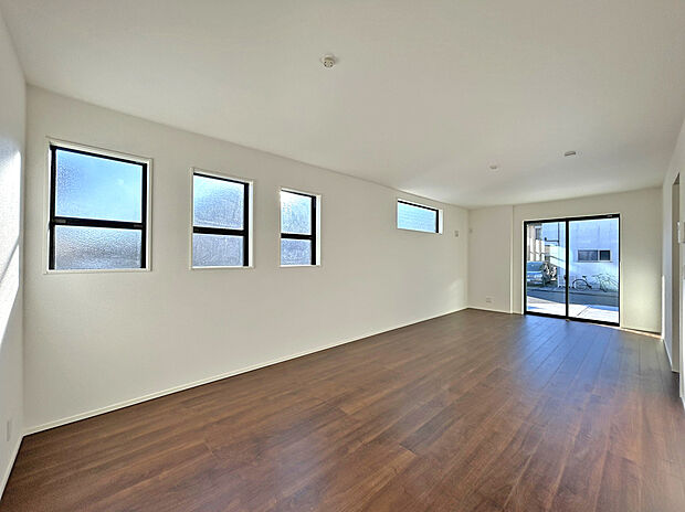 【【LDK 1号棟：19.68帖】】人気のカウンターキッチン設計のリビングルーム。開放的でリビング全体を見渡すことができます。