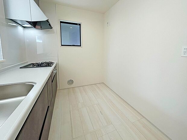 【【Kitchen】】開放感あるカフェスタイルのおしゃれなフルオープンキッチン採用!リビング全体が見渡せられるので、子供の様子を見ながら、家族との会話を楽しみながら料理ができます!