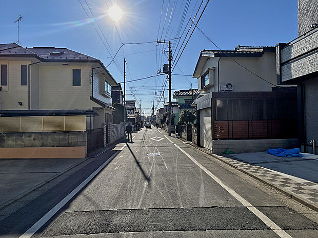 【【前面道路】】折上天井設計でデザイン性のあるリビングルーム。デザイン性だけでなく、空間の広がりも演出してくれる設計です。