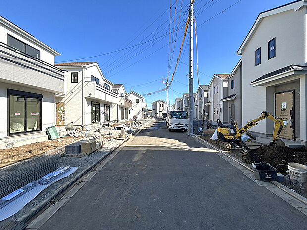 【【前面道路:2月撮影】】幼稚園徒歩11分、保育園徒歩8分、小学校徒歩7分圏内にあり、共働きの子育て世帯でも安心して暮らせます!