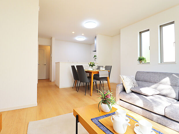 【【施工例:LDK】】断熱・省エネ性能に優れた太陽光パネル搭載のZEH水準仕様住宅!
設計・建設住宅性能評価書、耐震等級3取得の高仕様な邸宅で快適な暮らしを叶えます!