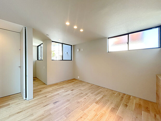 【【Room】】それぞれのプライベート空間が1階に設けられており、2階には人目の気にならないリビングがあり、くつろぎやすい空間となっております。