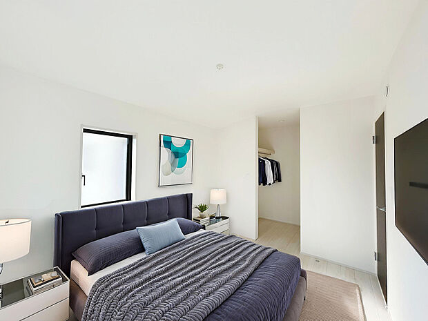 【【施工例：Room】】季節の洋服から大きめの家電まで収納可能なウォークインクローゼットが2カ所に設置されている収納豊富なプランニング。