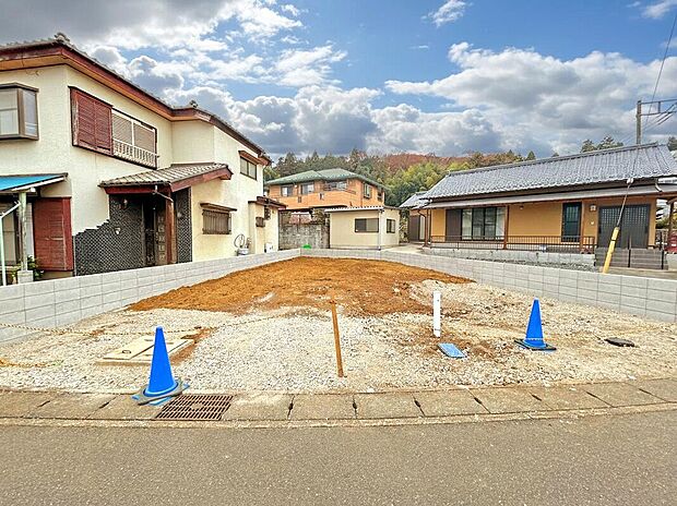 【【外観：12月上旬撮影】】2台駐車可能なゆとりあるカースペース付き。外水栓付なのでお車のお手入れも自宅で簡単に済ませることが可能です。
