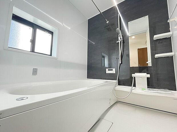 【【1坪バスルーム】】1坪タイプのバスルーム。足を伸ばしてゆったりと浸かれるのはもちろん、洗い場も広さがあるので立ったりしゃがんだりする動作もスムーズに行えます。