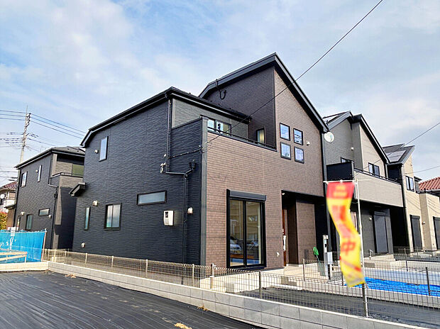 【【外観:VII-6号棟】】幼稚園や保育園、小学校など教育施設も徒歩8分圏内にあり、共働きの子育て世帯でも安心して暮らせます。