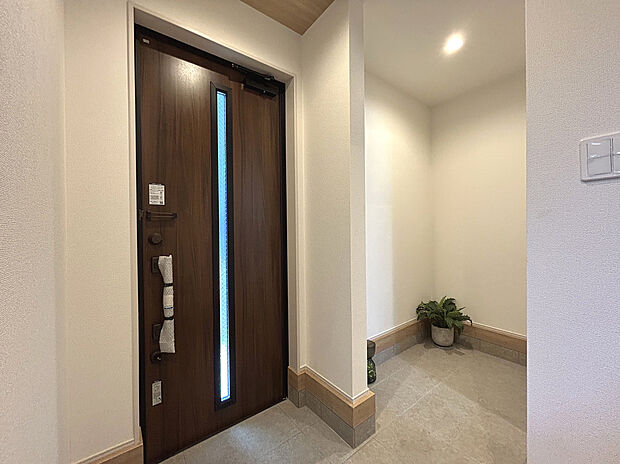 【【シューズインクローゼット】】靴だけでなく、ベビーカーや遊び道具なども一緒に収納できます。扉があるので、来客があってもプライバシー性のある収納となっています。