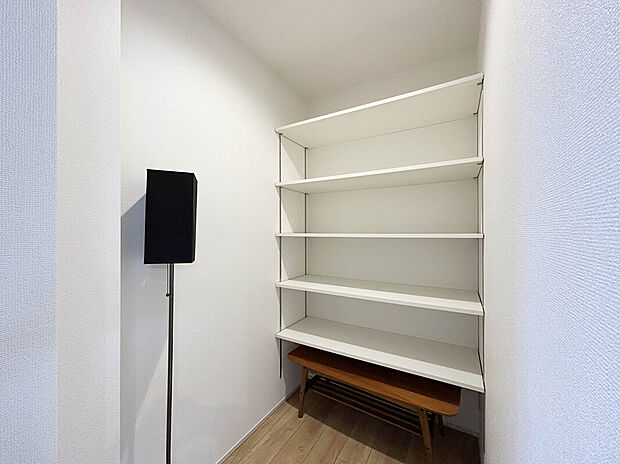 【【Pantry】】常温保存が可能な食料品や調味料、食器、消耗品、日用品などをストックしておくことができます。また、収納スペースが確保できることで、キッチン周りが散らからず、使いやすい環境を保てます。