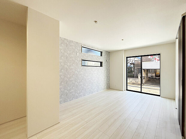 【【LDK 12.75帖:1号棟】】2面採光で陽当たり・通風良好な空間。