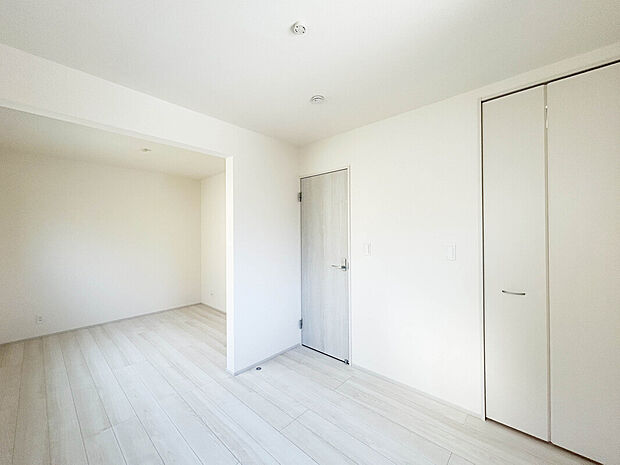 【【Room 4.5帖:2号棟】】全室南向き採光で陽当たり良好、圧迫感なく居心地の良い空間となっています。