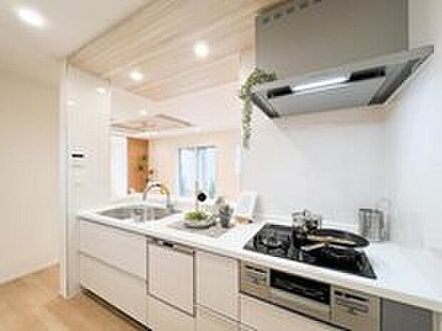 【【Kitchen】】開放感あるカフェスタイルのおしゃれなフルオープンキッチン採用！リビング全体が見渡せられるので、子供の様子を見ながら、家族との会話を楽しみながら料理ができます！