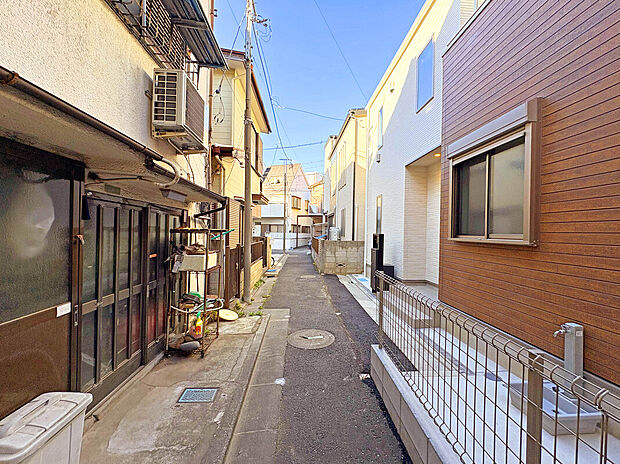 【【前面道路】】幼稚園や保育園、小中学校など教育施設も徒歩11分圏内に点在しており、共働きの子育て世帯でも安心して暮らせます。