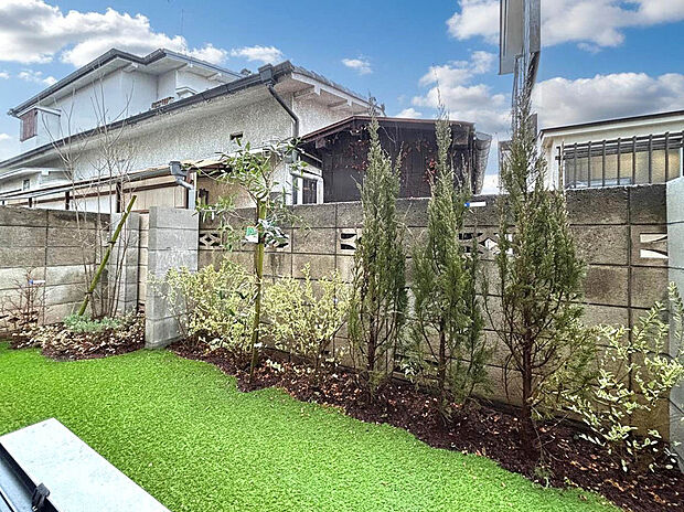 【【庭：B号棟】】家庭菜園やガーデニングなどの趣味からお子様やペットのちょっとした遊び場としての利用も可能な庭付き物件！