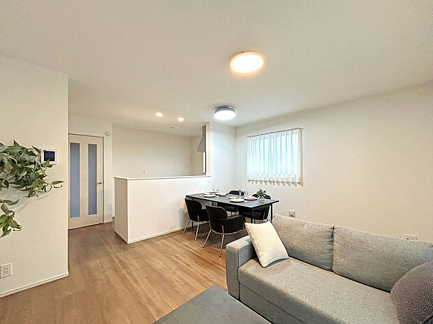 【【LDK 14帖:B号棟】】ソファなどの家具を置いてもゆとりある14帖のLDK!