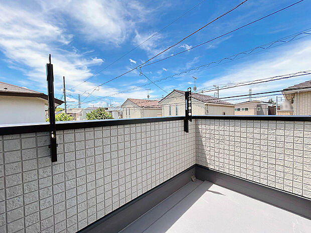 【【Wide Balcony】】通常のバルコニーよりも広さがあるので、洗濯物を多く干せるだけでなく、花や観葉植物（ガーデニング）、家庭菜園なども楽しむことが出来ます！