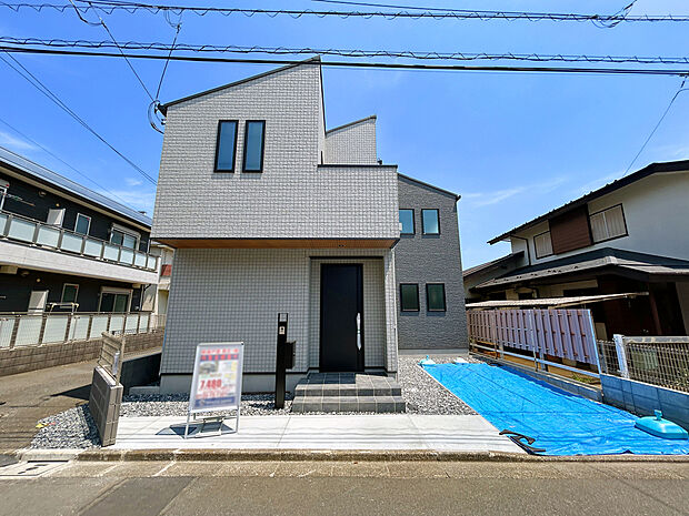 【【外観】】角地に佇む通風良好な邸宅。全居室2面採光で、部屋中の空気の入れ替えに最適なプランニングとなっています。