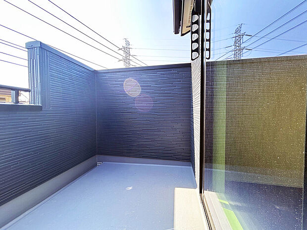 【【Wide Balcony】】通常のバルコニーよりも広さがあるので、洗濯物を多く干せるだけでなく、花や観葉植物(ガーデニング)、家庭菜園なども楽しむことが出来ます!