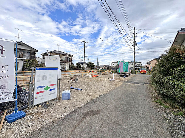 【【外観:3月中旬撮影】】「八王子」駅周辺まで車で約20分、「高尾」駅へ約15分のアクセス。八王子西ICまで8分で行くことも可能!