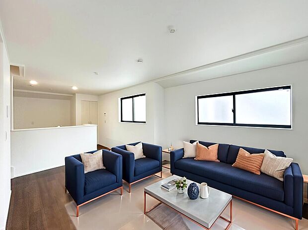 【【LDK:3号棟】】LDK15帖超×3部屋プラン!
リビングルームは三面採光で陽当たり・通風良好!
2階リビング仕様の為、人目を気にせずくつろげます。
本画像はCGで作成しており、実際に現地に家具は配置しておりません。