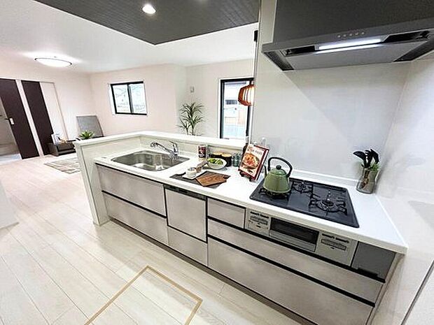 【【施工例:Kitchen】】開放感あるカフェスタイルのおしゃれなフルオープンキッチン採用!リビング全体が見渡せられるので、子供の様子を見ながら、家族との会話を楽しみながら料理ができます!