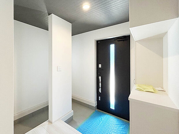 【【建物プラン例:Entrance】】シューズインクローゼットを設けた広々とした玄関。スペースが確保されているため、アイテムごとに収納を分けて整理することができます。