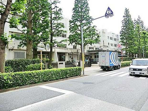 練馬区立石神井中学校(約680m)