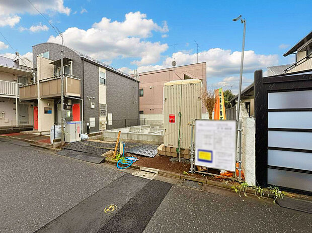 【【外観：5月下旬撮影】】食洗機搭載のシステムキッチンを採用。リビング全体を見渡すことができるカウンターキッチン仕様。キッチン横にはスペースがあるので、収納棚を置くことでパントリースペースとしても利用可