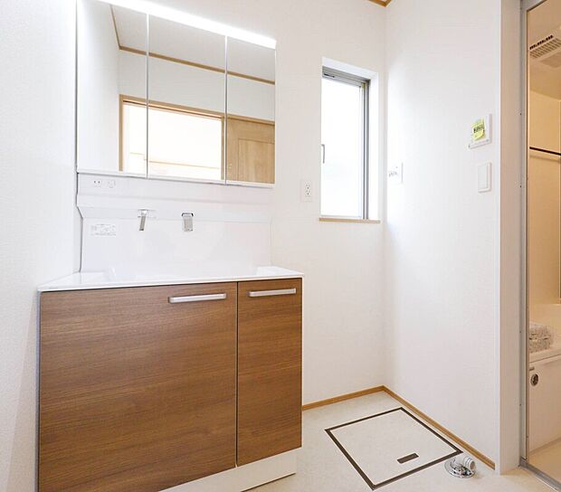 【【施工例:Wash Room】】機能美とデザイン性を両立させた3面鏡付の洗面化粧台。視覚的に広がり感を持たせるだけでなく、機能的にも優れています。