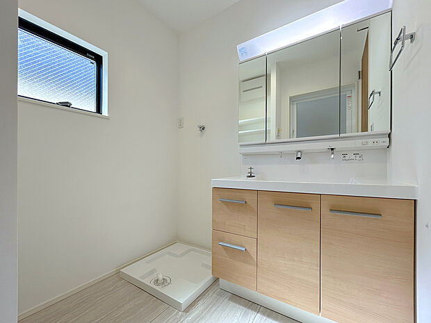 【【建物プラン例：Wash Room】】機能美とデザイン性を両立させた3面鏡付の洗面化粧台。視覚的に広がり感を持たせるだけでなく、機能的にも優れています。