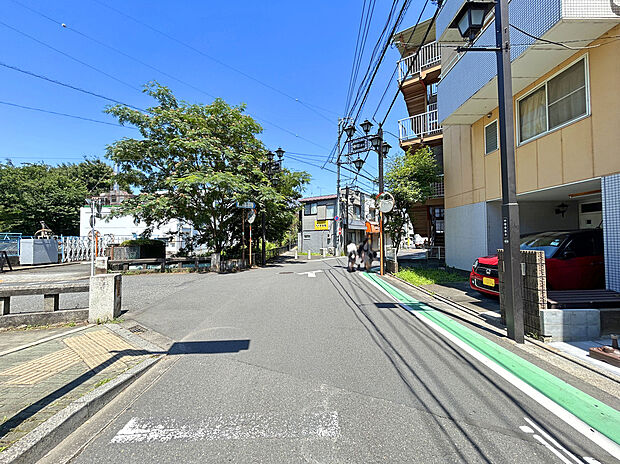 【【前面道路】】ビルトインガレージ付きの住まいで大切な車を雨風から守ることができ、玄関から車までの移動もスムーズ!
商業施設や教育施設も徒歩圏内に充実した子育て世帯でも暮らしやすい住環境!