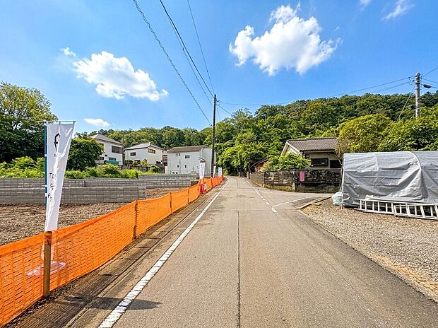 【【前面道路】】最寄り駅「箱根ヶ崎」駅まで車で約9分、自転車で約11分で利用できる立地。「三井アウトレットパーク入間」「イオンモールむさし村山」などの大型商業施設が車で約19分圏内に点在。