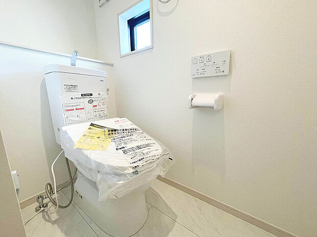【【建物プラン例:Toilet】】各階にトイレがあるので、朝慌ただしい時間帯に混む心配が減ります。わざわざトイレのために階段を昇り降りをせずに済みます。