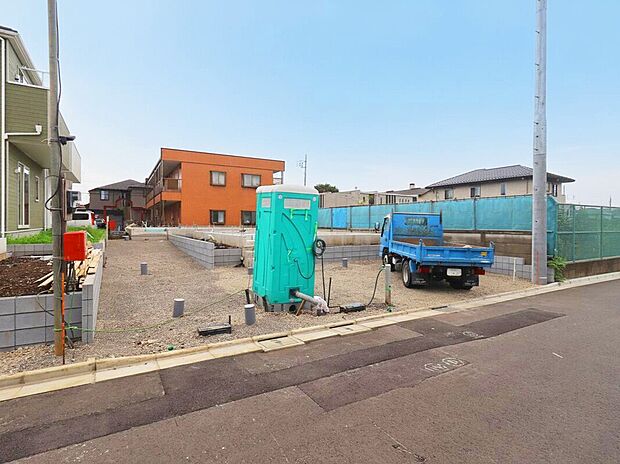 【【外観:8月下旬撮影】】太陽光パネル搭載の省エネ住宅!
全棟LDK18帖超の4LDKにカースペース付きのゆとりある住まい!水回りは集約された、家事動線に配慮した設計!