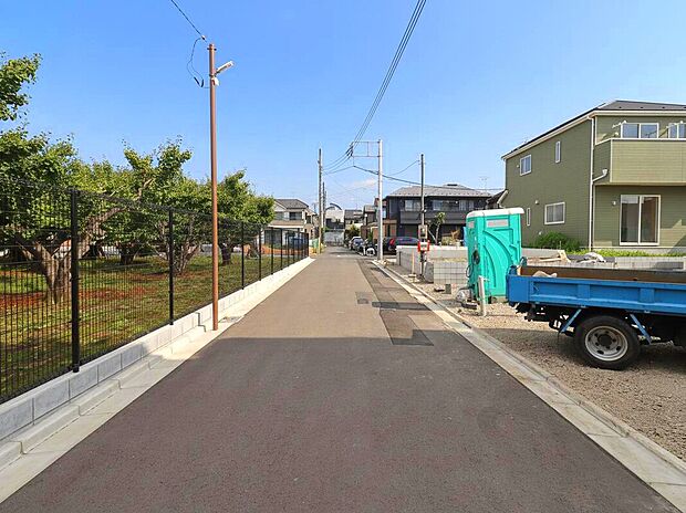 【【前面道路】】住まい周辺は低層住宅が並んでおり、落ち着いた街並みが広がる穏やかな住環境。自然豊かな公園も徒歩圏内に点在しており、子育て世帯でも安心な住環境!商業施設や教育施設も徒歩圏内に揃った環境!