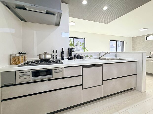【【建物プラン例:Kitchen】】建物プラン例ではリビングで遊ぶお子様を見守りながらお料理ができる対面キッチンを採用。作業時間の短縮が叶う食洗機付きカウンターキッチンの採用も可能。