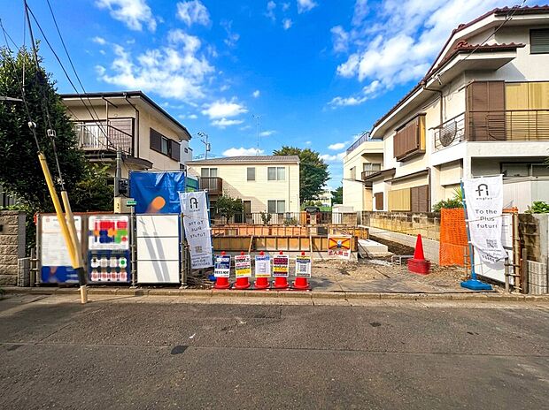 【【外観:9月中旬撮影】】LDKは折上天井+間接照明で上質な空間を演出し、キッチン天井のダウンライトやアクセントクロスがデザイン性を高めます。可動棚や床下収納、WICなど収納も充実!