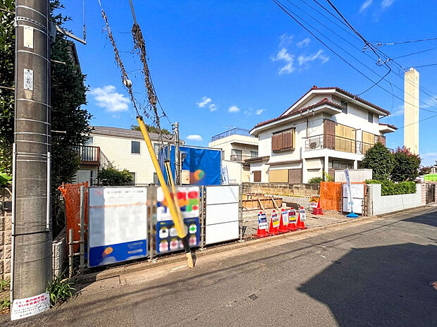 【【外観:9月中旬撮影】】太陽光発電や温水式床暖房、食洗機付き対面キッチン、浴室暖房乾燥機、全室Low-Eペアガラス、宅配ボックスなど、日々の暮らしを快適にする設備を標準搭載。