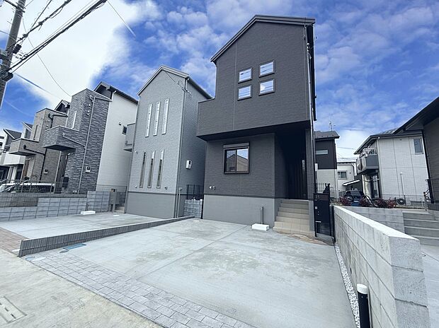 【前面道路含む現地写真】
前面道路は約7.0mとゆとりのある幅です。各棟駐車スペースは2台分確保しております(車種による)。セカンドカーや来客時に重宝します。