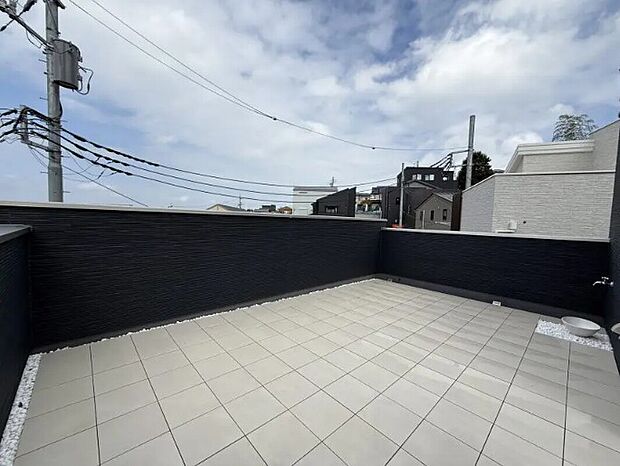 【青空リビング/3号棟】
青空のもと、おひさまを照明にチェアーでのんびり読書などおうちでリゾート気分を味わえます。 ベランダにはないパノラマの広い見晴らし、満天の夜空があなたのものに。