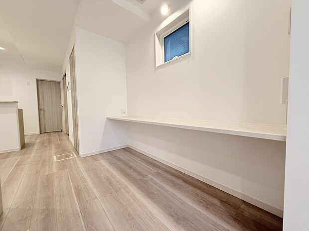 【【スタディコーナー/2号棟】】多目的に使えるカウンター付きのスタディコーナー。パソコン作業はもちろん、お子様の勉強や読書スペースとしてもご利用いただけます。