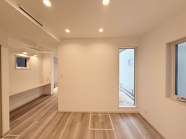 【【ダイニング/2号棟】】対面式キッチンを採用しているので、ダイニングにいるご家族と会話をしながら作業を進められます。