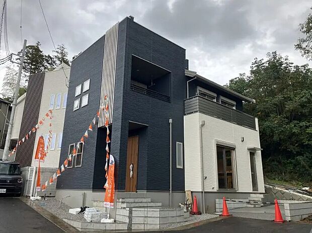 【【外観/3号棟】】ルーバーがアクセントとなった、スマートな印象の3LDK＋Sの3号棟。バルコニーは南西向きで、陽当り良好。プライバシーが守られた青空リビングは第二のリビングとして◎