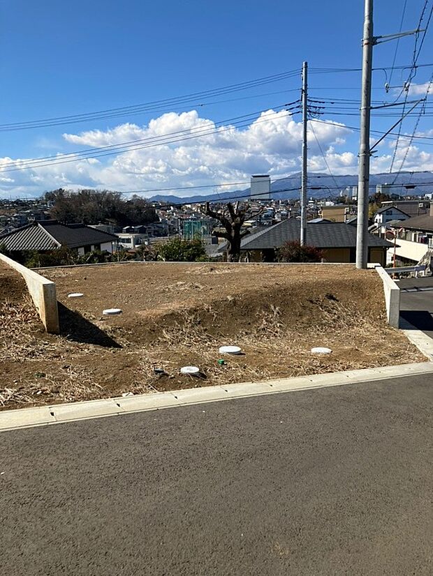 【【現地写真/1号棟】】お家時間の楽しみが増える、広々とした「青空リビング」が魅力の1号棟。お子様の遊び場として、ご家族でBBQを楽しんだり、寛ぎの空間としてなど多用途に活用いただけます。