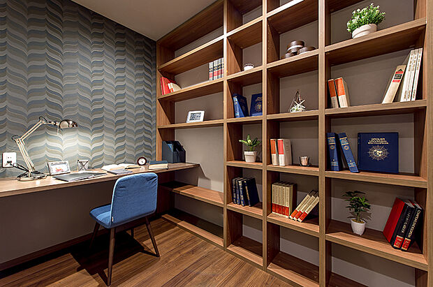 【【書斎】】お家で仕事をする機会も増えていると思います。書斎では快適にお仕事ができ、リモート会議があっても安心です。趣味に没頭することもでき、シーンに合わせて多彩に活躍します。/弊社施工例