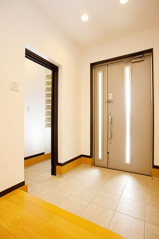 【【土間収納】】ゴルフバッグにベビーカー、雨の日の長靴など置き場に困る外で使用するものをしっかり収納できます。土間続きの収納は汚れも気にせずそのまましまえるので、手間もかかりません。/弊社施工例