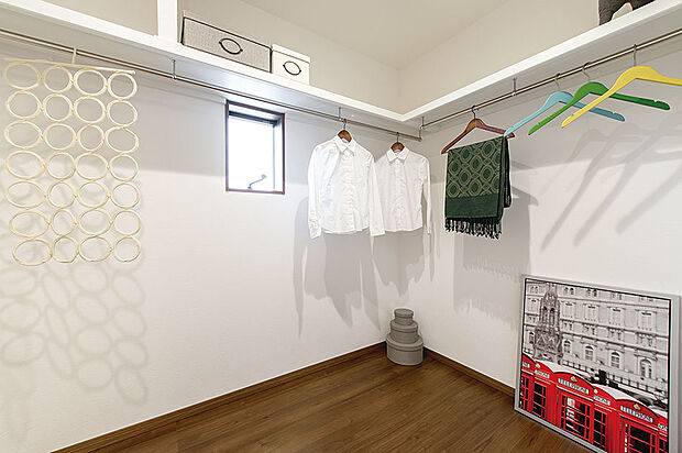 【【ウォークインクローゼット】】洋服やバッグなどをたっぷり収納可能なWICです。季節家電・スーツケースなどの嵩張るものも、すっきりと整理しておくことができます。住空間を広く活用可能です。/弊社施工例